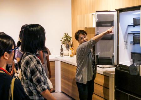 女子中高生を対象にしたシャープの職場体験イベント＝２４日午後、大阪府八尾市