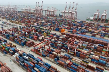 中国広東省南沙区の広州港のコンテナ＝２０２５年４月（ＡＰ＝共同）
