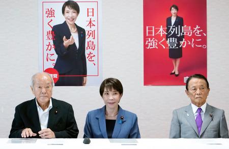 自民党役員会に臨む（左から）鈴木幹事長、高市首相、麻生副総裁＝２５日午前、東京・永田町の党本部