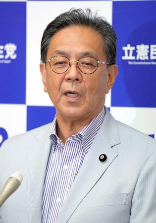 立憲民主党の参院議員会長に選出され、記者団の取材に応じる水岡代表＝２５日午後、国会