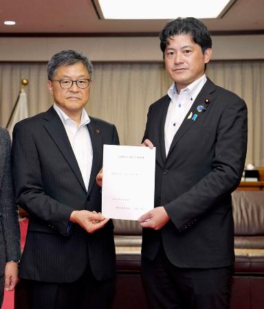 三谷英弘法務副大臣（右）に法改正を要望した静岡県袋井市の大場規之市長＝２５日午後、法務省