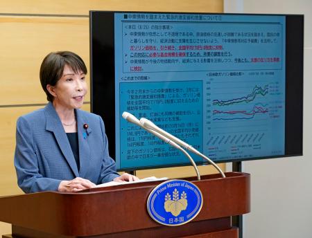 ガソリン価格の上昇を抑える補助金について記者団の取材に応じる高市首相＝２５日午後、首相官邸