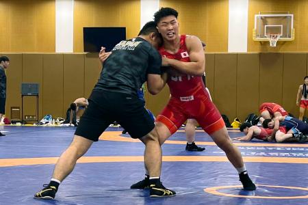 強化合宿で練習するレスリング男子の日下尚（右）＝東京都北区の味の素ナショナルトレーニングセンター