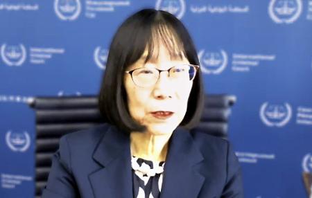 日本記者クラブのオンライン記者会見に臨むＩＣＣの赤根智子所長。トランプ米政権から制裁対象に指定されている＝２６日