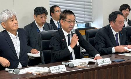 「副首都」構想関連法の関係府省連絡会議の初会合であいさつする遠藤敬首相補佐官（中央）＝２６日午後、東京都千代田区