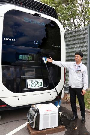 冷風機を動かすため、外部給電するトヨタ自動車のＦＣＶバス「ソラ」＝２６日午後、愛知県長久手市