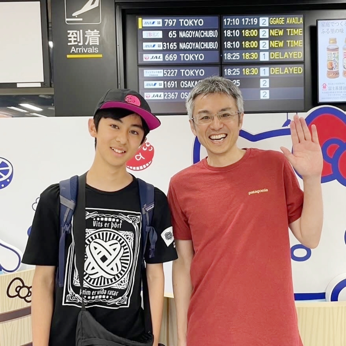 佐藤陽平さん（右）と次男の創咲さん＝２０２５年６月、大分空港で