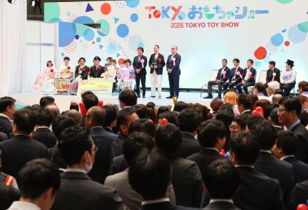 「東京おもちゃショー２０２６」の開幕セレモニー＝２７日午前、東京都江東区の東京ビッグサイト