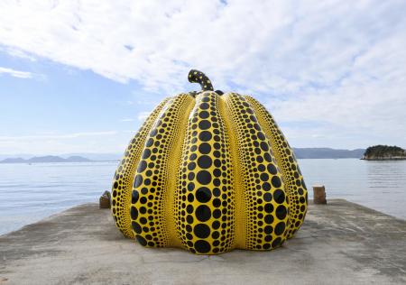 草間弥生さんの作品「南瓜」＝２０２２年１０月、香川県直島町