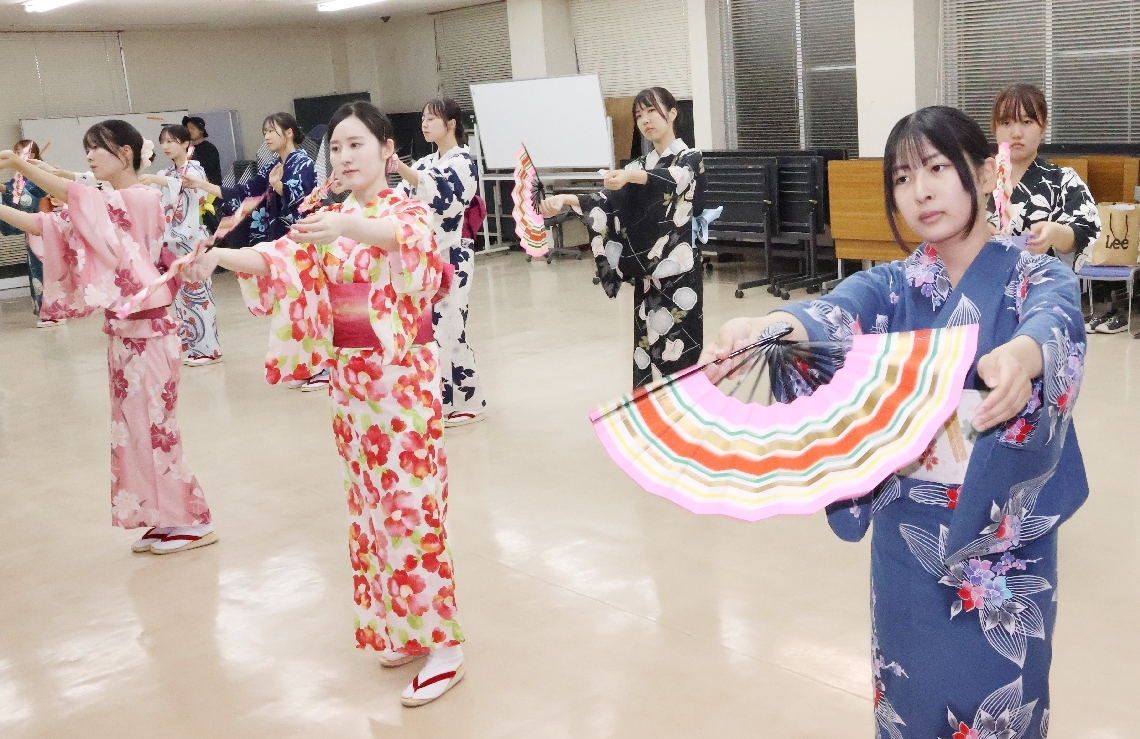 仕上げの稽古に励む扇子踊り娘＝津久見市役所