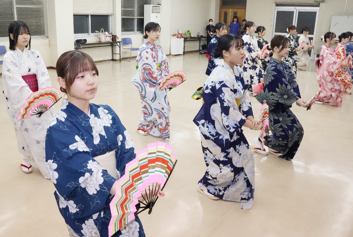 仕上げの稽古に励む扇子踊り娘