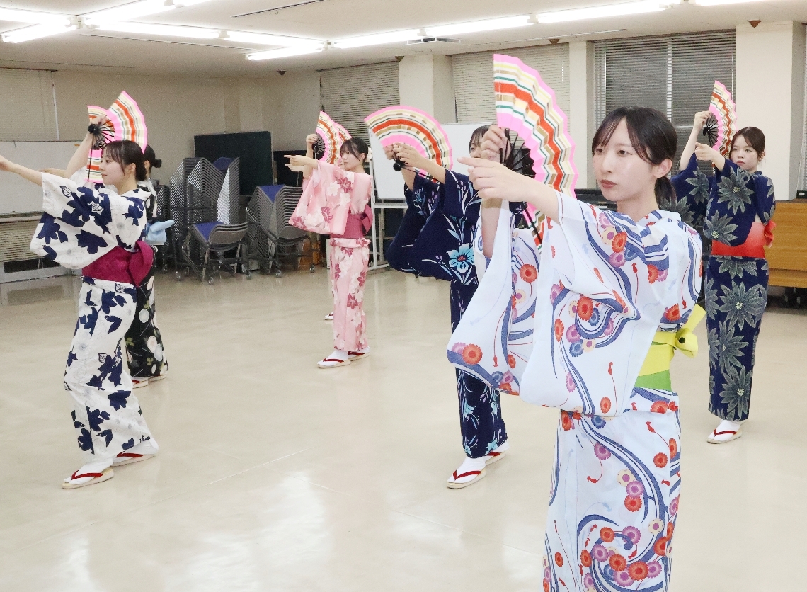 仕上げの稽古に励む扇子踊り娘