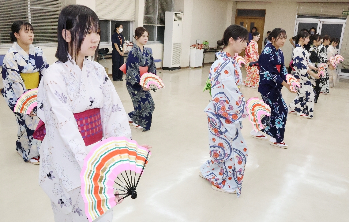 仕上げの稽古に励む扇子踊り娘