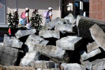 始業式のため熊本県八代市の日奈久小に登校する児童＝２８日午前
