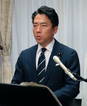 記者会見する小泉防衛相＝２８日午前、国会