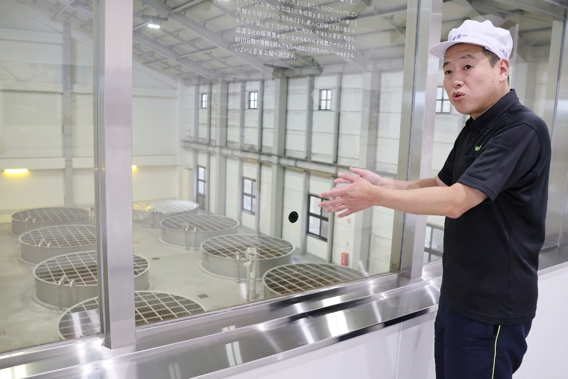 三和酒類いいちこ日田蒸留所。首藤久範所長はサマータイム制の導入に難しさを感じたという＝日田市西有田