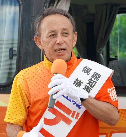 沖縄県知事選告示後、初の週末を迎え、街頭演説する玉城デニー氏＝２９日午後、那覇市
