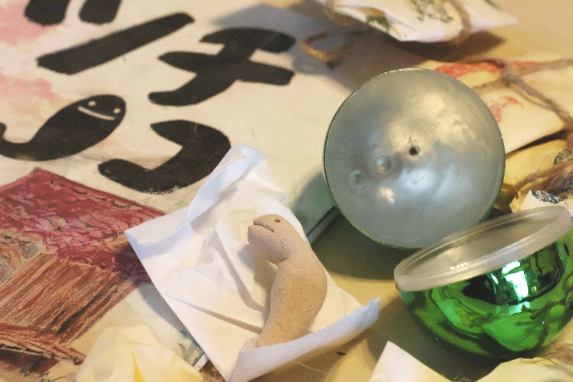 小野さんが作ったツチノコの絵本と人形
