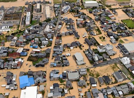 大雨で住宅街が広範囲にわたり冠水した福井県坂井市内＝３０日午後０時３８分（共同通信社ヘリから）