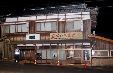 経営者の男性が亡くなっていたのが見つかった山口県美祢市の製菓店兼住宅＝３０日午後７時５８分