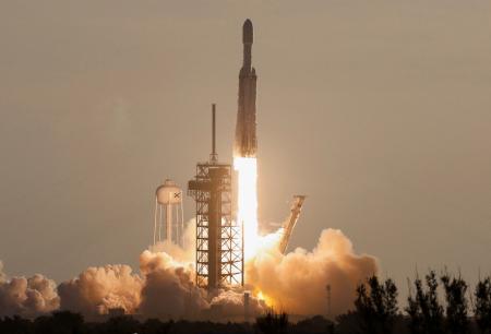 ＮＡＳＡのナンシー・グレース・ローマン宇宙望遠鏡を搭載し、打ち上げられた米スペースＸのロケット＝３０日、米フロリダ州のケネディ宇宙センター（ロイター＝共同）