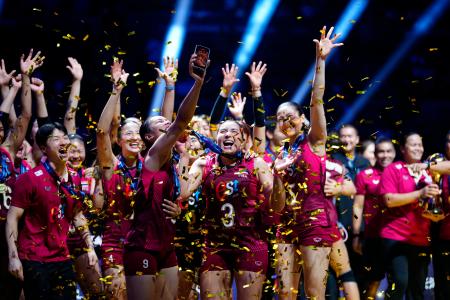 バレーボールの女子アジア選手権、中国の決勝を制し、ロサンゼルス五輪出場権を獲得したタイの選手たち＝３０日、天津（ゲッティ＝共同）