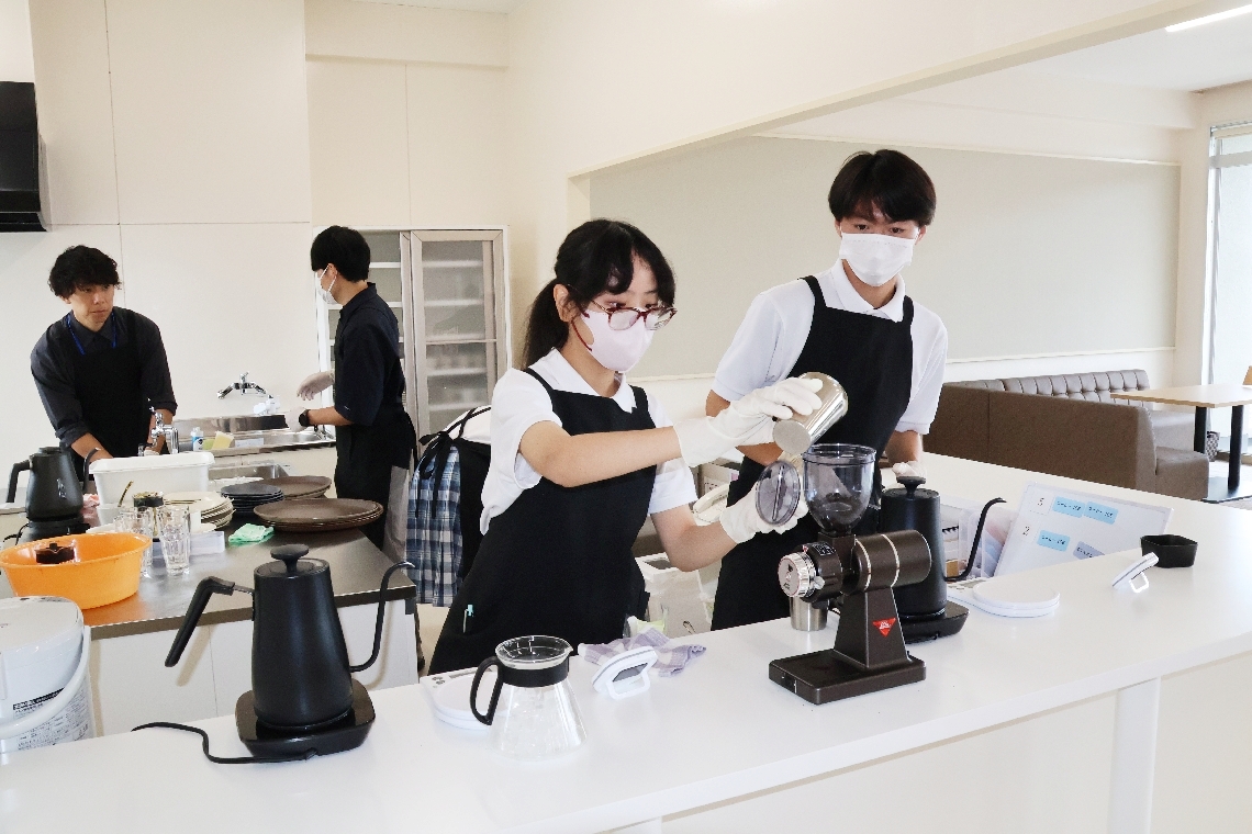 プレオープンでコーヒーの提供を体験する生徒