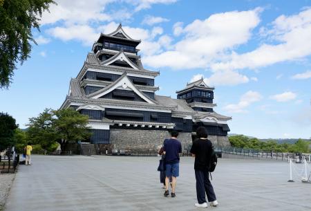 来場者の姿が少ない熊本城の天守閣前＝８月２６日、熊本市