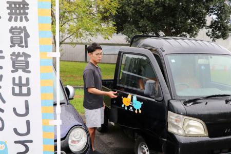 日本カーシェアリング協会から車を借りる男性＝８月２９日、千葉県大網白里市