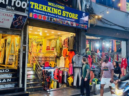 ネパール・カトマンズにあるトレッキング用品店＝８月３０日（共同）
