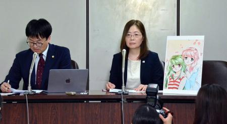 電子書籍出版社を提訴後、記者会見するイラストレーターの若月神無さん（右）＝３１日午後、東京・霞が関の司法記者クラブ
