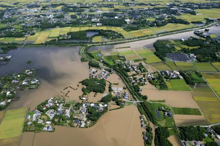 大雨で冠水した千葉県大網白里市（左）。右は茂原市＝８月