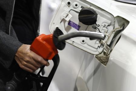 セルフ式ガソリンスタンドで給油する客＝３月、東京都世田谷区