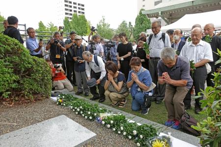 虐殺された朝鮮人の追悼碑に献花し、祈る参列者＝１日午前、東京都墨田区