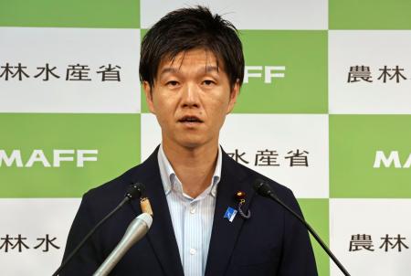 閣議後に記者会見する鈴木農相＝１日午前、農水省