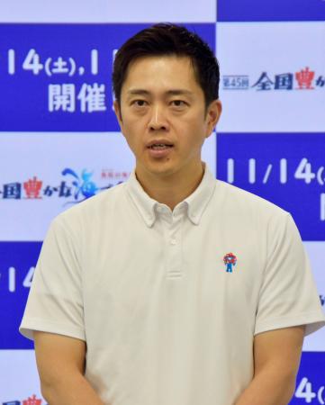 大阪府庁で取材に応じる吉村洋文知事＝１日午前