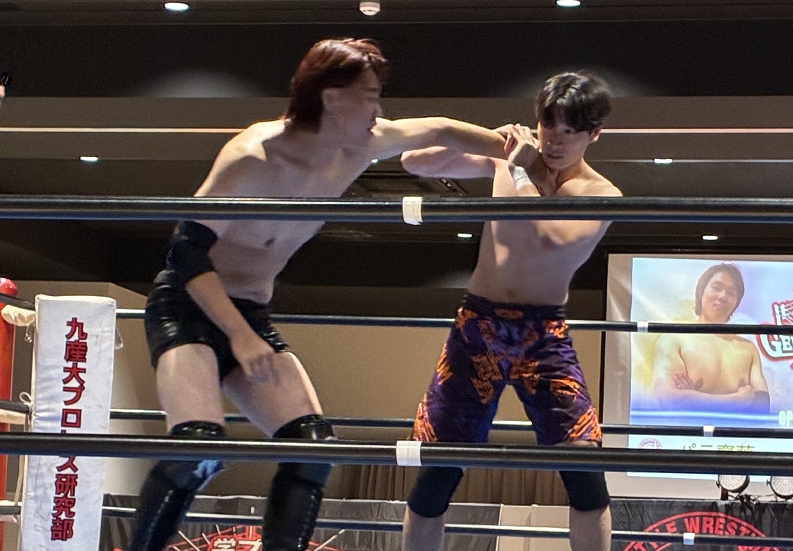 相手の腕を取る船木ママ勝（右）＝九州産業大学・大楠アリーナ
