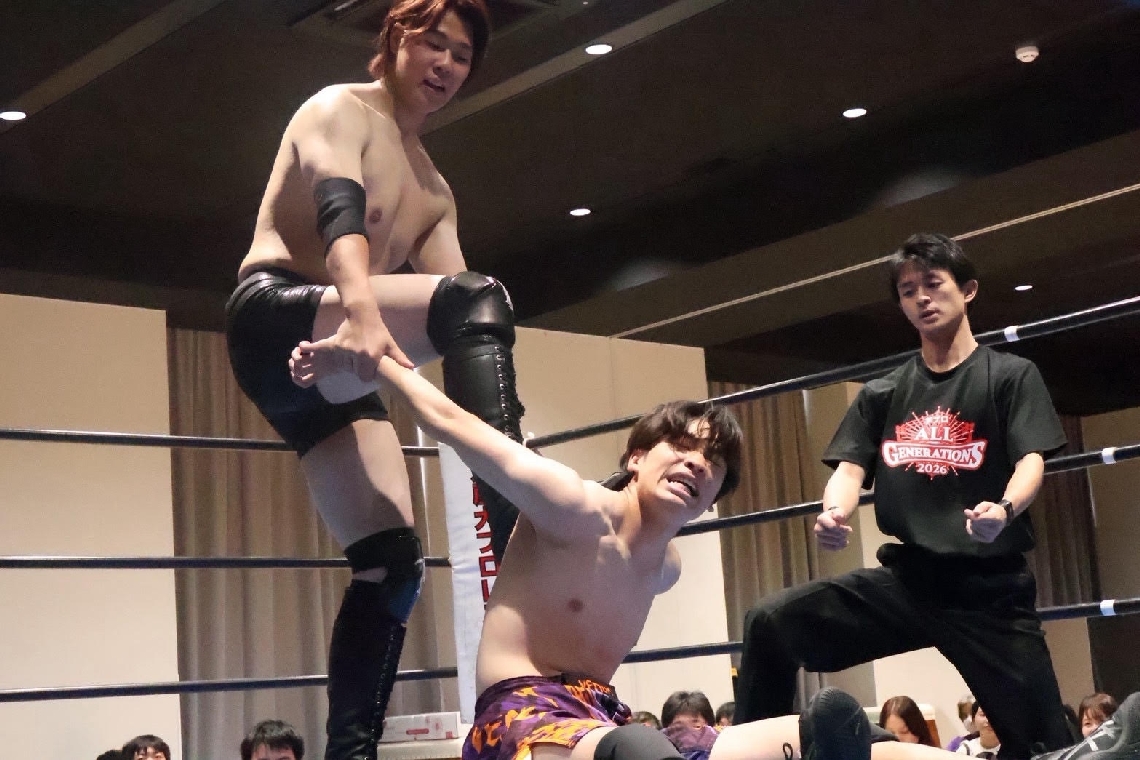 サーフボードストレッチで攻撃するパラ齋藤（左）＝ＫＷＦ提供