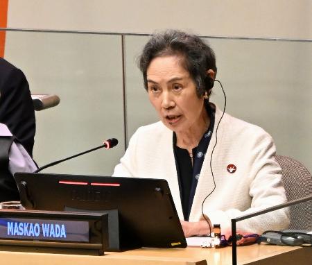 １日、ニューヨークの国連本部での国際会議で発言する被団協の和田征子事務局次長（共同）