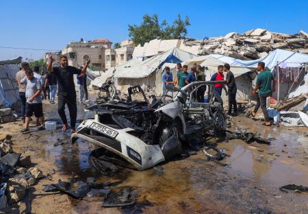 イスラエル軍の攻撃後、現場に集まるパレスチナ人ら＝１日、パレスチナ自治区ガザ北部ガザ市（ロイター＝共同）