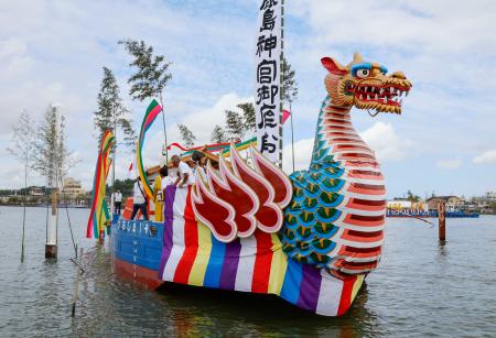 鹿島神宮式年大祭「御船祭」でみこしを載せ運ぶ「御座船」＝２日午後、千葉県香取市