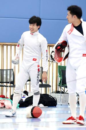 練習する男子エペの加納虹輝（左）＝２日、東京都北区の味の素ナショナルトレーニングセンター