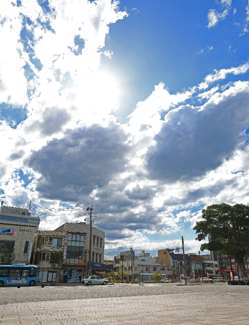 ８月の猛暑日が２８日に上った日田市＝８月２５日、ＪＲ日田駅前