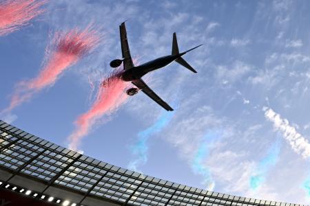 南アフリカ・ケープタウンにあるスタジアムの上を低空飛行する旅客機＝８月２９日（ＡＰ＝共同）