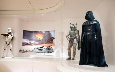 ジョージ・ルーカス監督らが設立した美術館で、展示された「ダース・ベイダー」の衣装（右）など＝２日、米ロサンゼルス（共同）