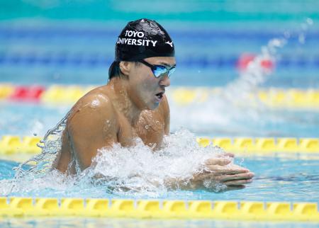 男子４００メートル個人メドレー決勝　４分５秒８３の日本新記録で優勝した松下知之の平泳ぎ＝東和薬品ラクタブドーム