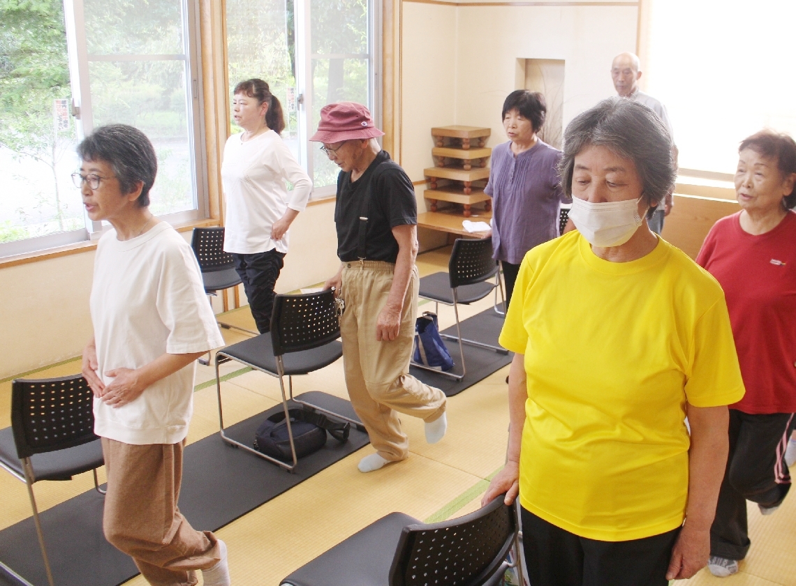 荻の里温泉で開かれた健康教室で体を動かす参加者＝竹田市荻町新藤