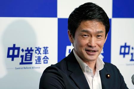記者会見する中道改革連合の小川代表＝４日午前、国会