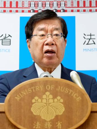 記者会見する平口法相。民事訴訟法の見直しを法制審議会に諮問すると表明した＝４日午前、法務省