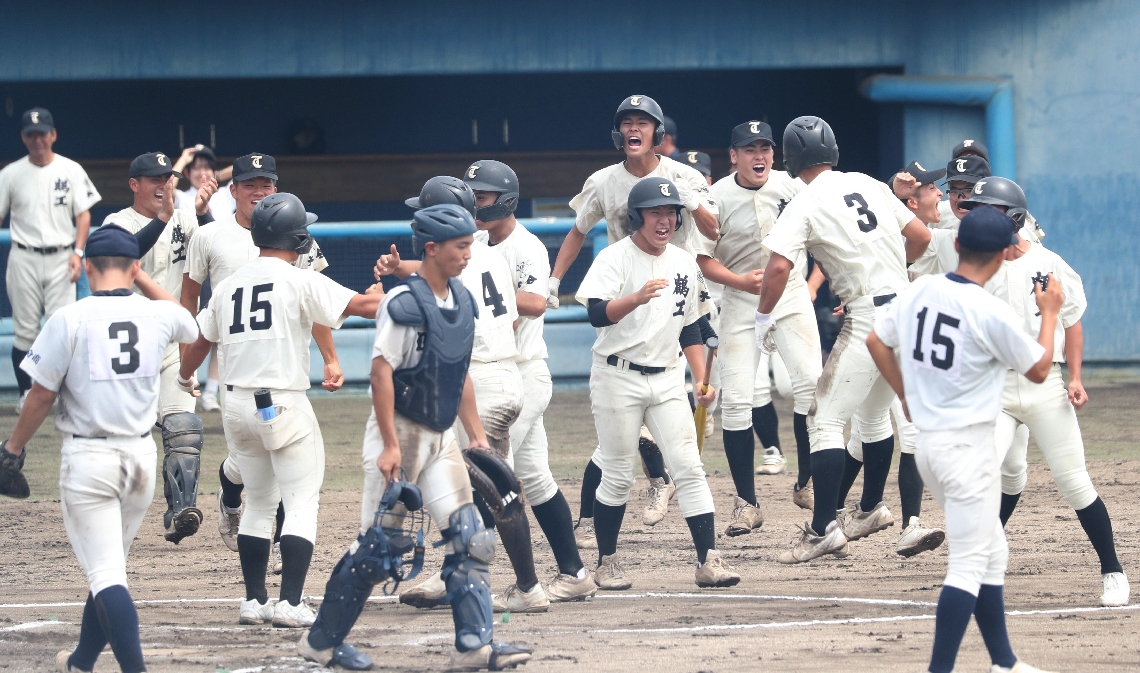 【決勝・大分商―鶴崎工】大分商にサヨナラ勝ちをし喜ぶ鶴崎工ナイン